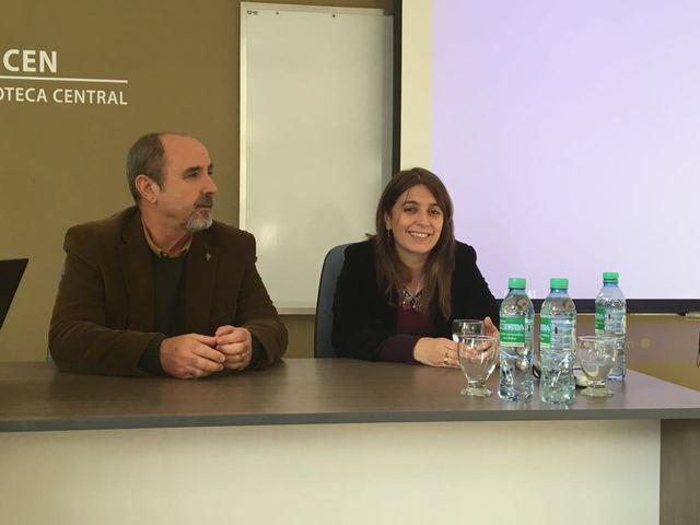 Raúl Perdomo junto a Danya Tavela en el encuentro de Rectores de Tandil